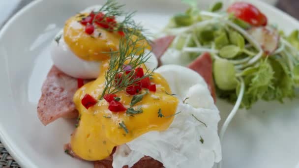 Egg Benedict Culinary Masterpiece Takes Spotlight Perfectly Poached Egg Hollandaise — Stock Video