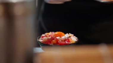 Bir aşçı başyapıtı Japon yemeği ustalıkla hazırlarken şekillenir. Çiğ somon, yumurta ve somon yumurtası dansı suşi sanatının özünü yansıtan uyumlu bir topluluk yaratır..