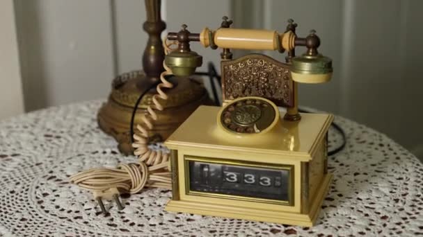 Sebuah Ledakan Pesona Retro Diwujudkan Dalam Telepon Vintage Kuning Warna — Stok Video