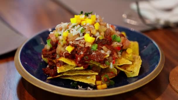 Nachos Ternera Adornados Con Sabrosos Ingredientes Maíz Chile Carne Salada — Vídeos de Stock