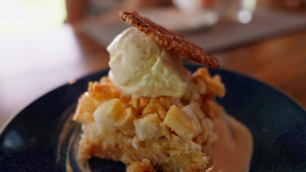 Десерт Морозива Парі Золотим Тостом Прохолодна Солодкість Морозива Порівнянні Теплим — стокове відео