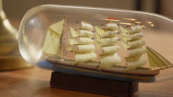 Ein Kompliziertes Meisterwerk Das Einer Glasflasche Ein Modell Eines Segelbootes — Stockvideo
