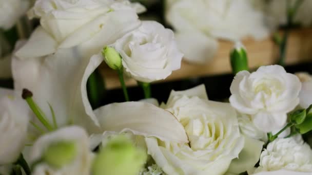 Uma Panela Close Revela Delicada Beleza Uma Dúzia Rosas Brancas — Vídeo de Stock