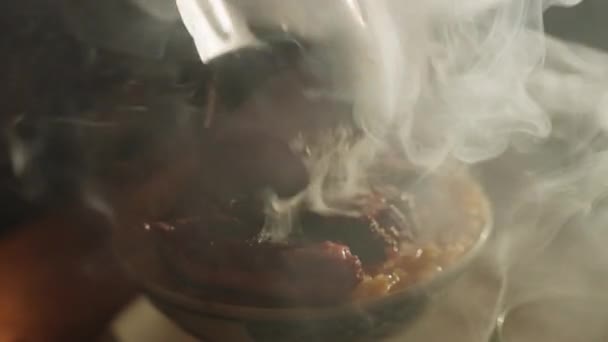 日本牛肉烤在干净的木炭上 浓浓的浓烟笼罩着整个场景 增强了人们对完美烹调 浓烟浓郁的杰作的期待 高质量的4K镜头 — 图库视频影像
