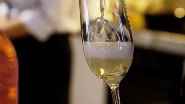Moment Luxe Déroule Alors Que Champagne Est Versé Dans Verre — Video