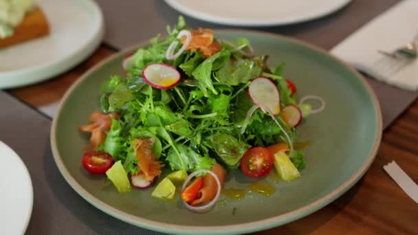 Een Balsamico Salade Kunstzinnig Gepresenteerd Een Houten Tafel Verse Greens — Stockvideo