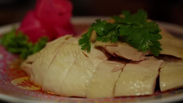 Μια Δελεαστική Εξάπλωση Της Κινεζικής Κοτόπουλο Όμορφα Τοποθετημένα Ένα Τραπέζι — Αρχείο Βίντεο