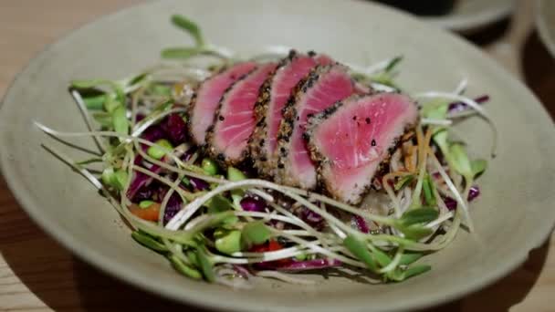 Çiğ Ton Balığı Salatasının Temiz Doğal Işıkla Çekilmiş Yakın Plan — Stok video