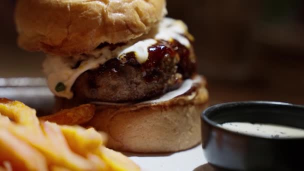 Heerlijke Hamburger Met Smeuïge Gesmolten Kaas Sappige Patty Warme Kaas — Stockvideo