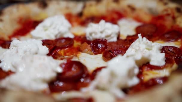 Délicieuse Pizza Habilement Éclairée Dans Éclairage Atmosphérique Lunatique Les Ombres — Video