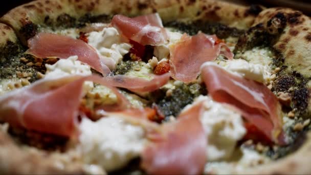 Gros Plan Une Somptueuse Pizza Jambon Parme Baignée Éclairage Maussade — Video