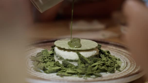 Heerlijke Matcha Cake Versierd Met Een Druppel Kleverige Levendige Groene — Stockvideo