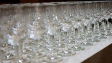 Barın üzerinde pırıl pırıl parlayan şarap kadehlerinin saf berraklığı ortam ışığını yansıtıyor. Kutlama için hazırlanan bu damarlar kaliteli mahsullerin dökülmesini bekliyor.