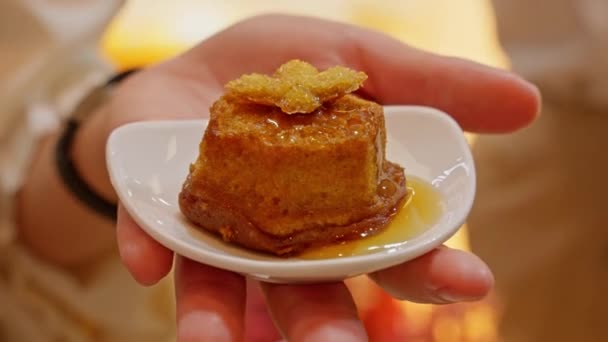 Mini Torta Bölcsője Óvatosan Kezét Egy Édes Kincs Ízlelhető Bonyolult — Stock videók