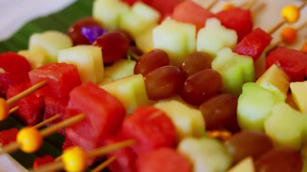 Espetos Frutas Coloridos Elegantemente Apresentados Uma Linha Buffet Frutas Frescas — Vídeo de Stock