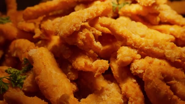 Los Dulces Dorados Crujientes Pollo Frito Brillan Tentadoramente Una Línea — Vídeo de stock