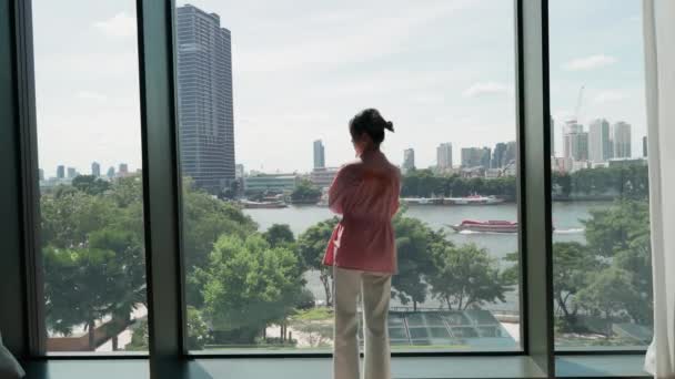 Leri Görüşlü Bir Kadın Geniş Bir Pencerenin Yanında Duruyor Ötesinin — Stok video