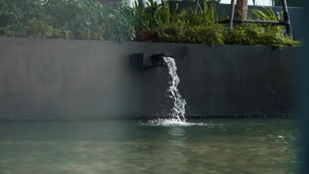 一个手工制作的小瀑布 一个宁静的自然灵感艺术杰作 细腻的水流使石头变得质朴 形成了平静和谐的水景 高质量的4K镜头 — 图库视频影像
