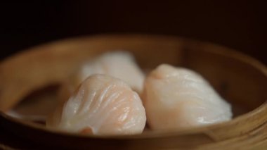 Klasik Çin Dim Sum 'u, Ha Kao. Bu şeffaf, buğulanmış hamur köfteleri lezzetli karideslerle doludur. Lezzet ve dokuların mükemmel dengesini gösterir. Yüksek kalite 4k görüntü
