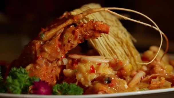 中国のロブスター麺 完璧に調理された成功したロブスターは 香ばしい麺のベッドをネストし 繊細な魚介類と豊富なバランスをとる料理の傑作を作り出しました 高品質の4K映像 — ストック動画