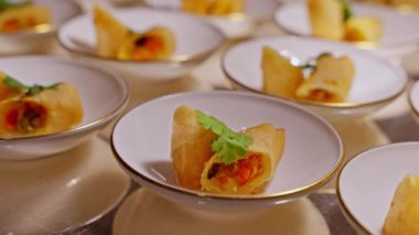 Lezzetli sarı kremalı kanepe nefis bir lezzet ve tarz karışımı. Bu ısırık büyüklüğündeki tatlar zarif bir küp şeklinde sunuluyor, canlı sarı bir kremle. Yüksek kalite 4k görüntü