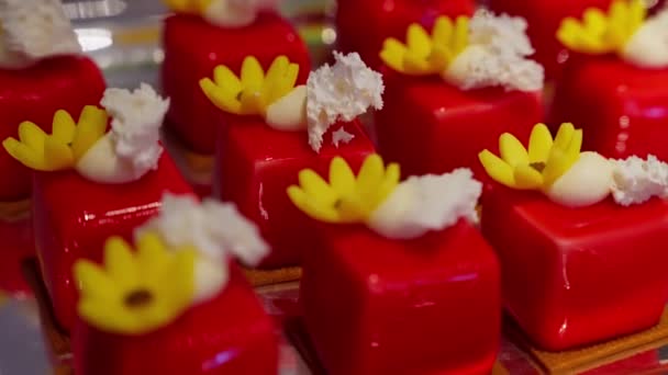 Mini Canapé Rojo Pastel Eventos Lujo Una Deliciosa Obra Maestra — Vídeos de Stock