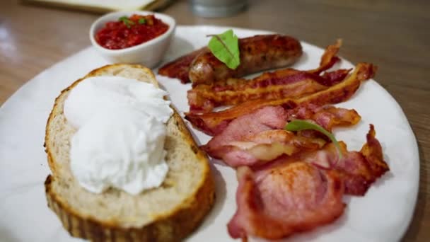 Pastırmalı Kahvaltı Cızırdayan Çıtır Pastırmalı Baştan Çıkarıcı Bir Sabah Yemeği — Stok video
