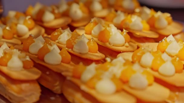 Wizualne Kulinarne Arcydzieło Żółte Kanapki Kremowe Podnoszą Sztukę Wykwintnej Kuchni — Wideo stockowe