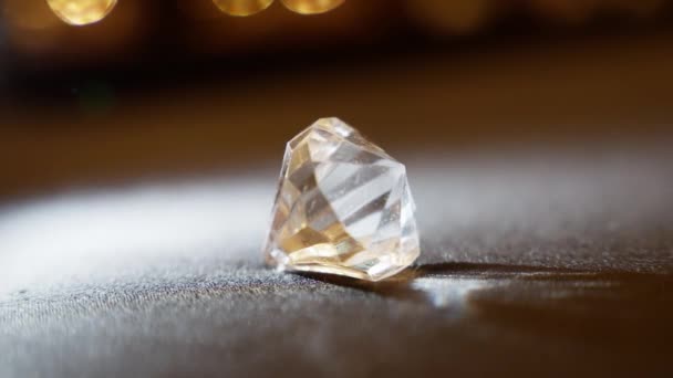 戏剧化的钻石照明是一颗迷人的钻石 沐浴在戏剧性的光芒中 闪闪发光 阴影和亮点的交互作用凸显了其不同寻常的一面高质量的4K镜头 — 图库视频影像