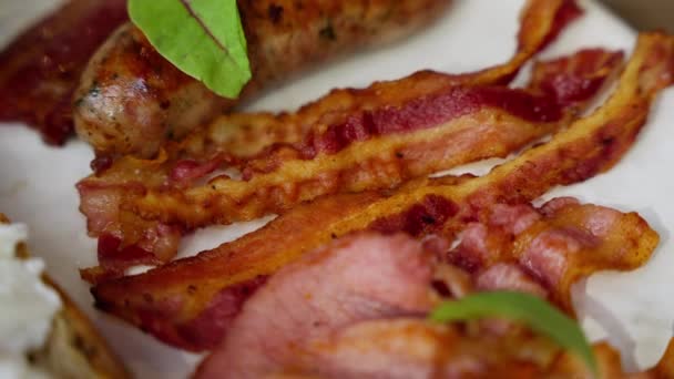 丰盛的早餐让你享受丰盛的早餐 配上丰盛的咸肉和美味的香肠 这个丰盛的盘子混合着浓郁的风味 高质量的4K镜头 — 图库视频影像