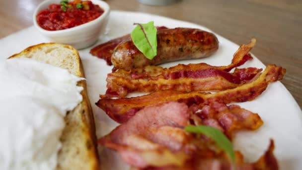 Das Frühstück War Ein Üppiges Morgenmahl Mit Knusprigen Speckstreifen Gepaart — Stockvideo