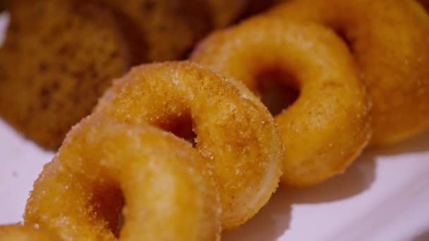 Uma Vista Perto Donut Liso Dourado Livre Esmaltes Coberturas Textura — Vídeo de Stock