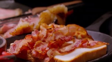 Açık büfede cızırdayan pastırma gevrek, altın pastırma şeritleri sunumu baştan çıkarıcı bir şekilde parlıyor. Bu leziz lezzet, görkemli bir büfede misafirlerimizi bekliyor. Yüksek kalite 4k görüntü