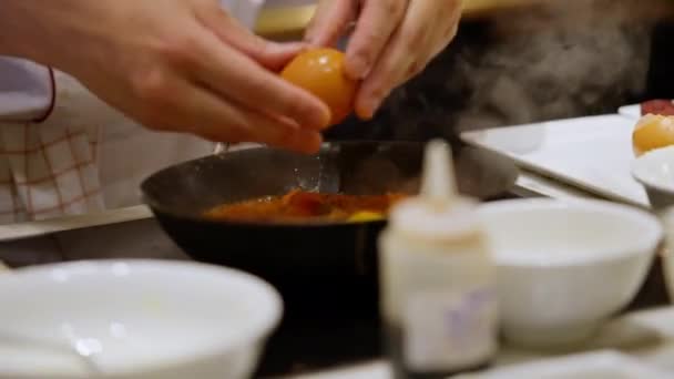 Chef Chef Œuvre Oeuf Dans Une Casserole Chaude Grésille Chef — Video
