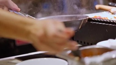 Mutfak uzmanlığı iş başında yetenekli bir şef sıcak tavada lezzetli bir sos yaratmayı planlar. Dinamik, yüksek enerjili sahne sanatı yakalar. Yüksek kalite 4k görüntü