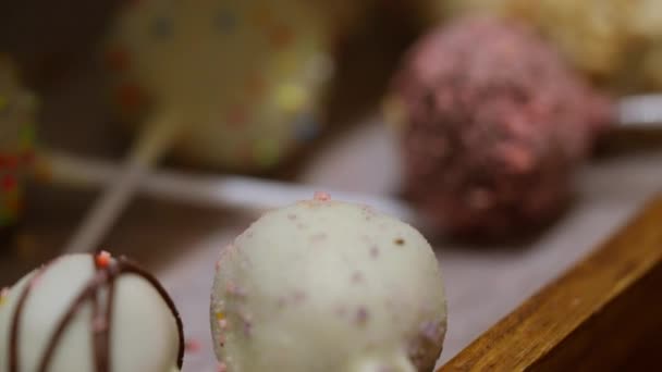 巧克力蘸着棒棒糖 是一种诱人的美味佳肴 色彩艳丽的棒棒糖被厚厚柔软的巧克力慷慨地包裹着 高质量的4K镜头 — 图库视频影像