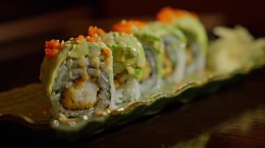 Avokado suşisi Japon mutfağının enfes bir başyapıtıdır. Kremalı avokado suşi pilavı ve taze malzemeler, doku ve lezzetlerin uyumlu bir karışımını oluşturuyor. Yüksek kalite 4k görüntü