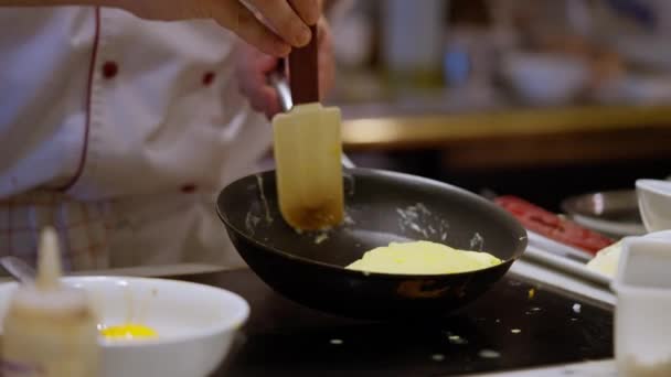 Maestro Culinario Prepara Meticulosamente Una Tortilla Esponjosa Manejando Hábilmente Calor — Vídeos de Stock