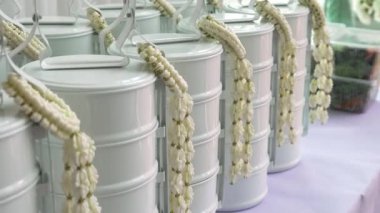 Beyaz çiçekli çelenk kültürü ve zarafetin canlı bir karışımı. Hassas beyaz bir çiçek çelengi ile süslenmiş bu yemek kabı zengin gelenekleri yansıtır. Yüksek kalite 4k görüntü