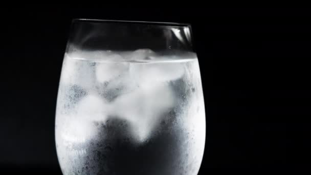 Uppfriskande Glas Isvatten Närbild Som Förkroppsligar Sval Ren Återfuktning Krispiga — Stockvideo