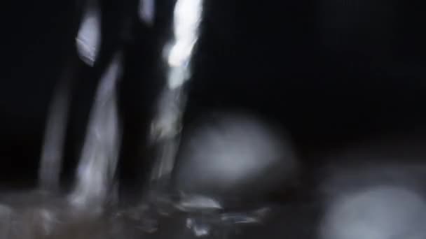 Zbliżenie Wody Wlewanej Szklanki Urzekający Moment Płynnego Artyzmu Przejrzysty Kaskadowy — Wideo stockowe