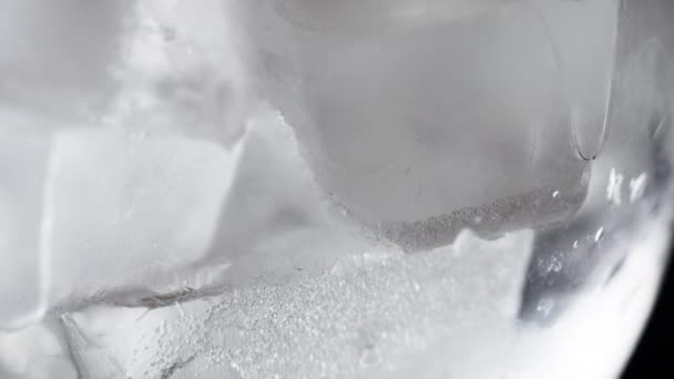 Кубик Льоду Динамічному Русі Зачаровує Крупним Планом Обертається Кубик Льоду — стокове відео