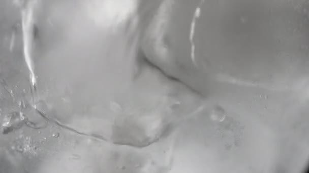 Κοντινό Πλάνο Του Νερού Που Χύνεται Ένα Ποτήρι Γεμάτο Πάγο — Αρχείο Βίντεο