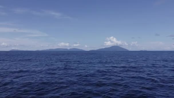 Büyüleyici Bir Insansız Hava Aracı Atışı Güneşli Bir Günde Okyanus — Stok video