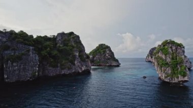 Okyanusun ortasındaki bir grup ada arasında nefes kesici bir dron uçuşu. Güneş ışığıyla yıkanan takımada, tropik manzaraların büyüleyici bir duvar halısını gözler önüne seriyor. Yüksek kalite 4k görüntü