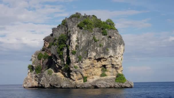 Захватывающий Вид Воздуха Наполняет Рамку Идиллическим Островным Оазисом Посреди Огромного — стоковое видео