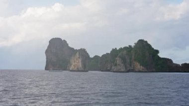  Andaman Denizi 'nin göbeğinde bir ada vahası. Bu huzur cenneti yemyeşil ve kumlu kıyıları gözler önüne seriyor. Tayland 'ın tropikal cennetini keşfetmeye davet ediyor. Yüksek kalite 4k görüntü