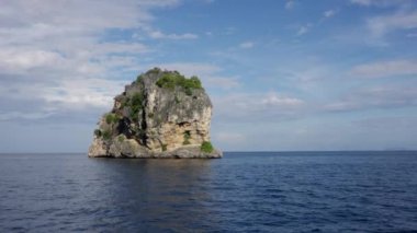 Uçsuz bucaksız okyanuslarla çevrili yemyeşil bir ada. Bu gökyüzü perspektifi cennet bahçesini yakalar. Tayland 'ın turkuaz sularında saklı bir mücevher, yüksek kaliteli 4K görüntü.