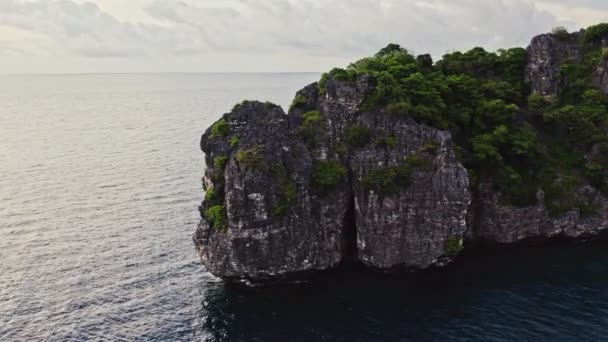Drone Menangkap Daya Pikat Pulau Terpencil Lautan Yang Luas Pandangan — Stok Video