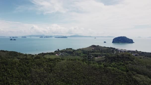 Захватывающий Полет Беспилотника Захватывает Безмятежную Красоту Зеленой Горы Ясным Облачным — стоковое видео